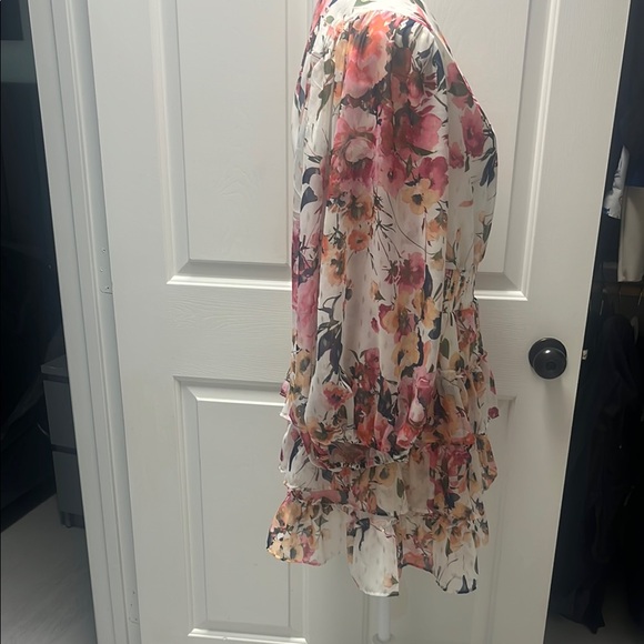 Floral V-Neck Ruffle Top - Picture 4 of 5